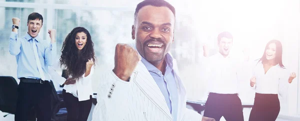 Retrato de feliz grupo de negocios exitoso en la oficina — Foto de Stock