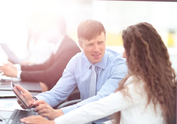 Tax consultant is talking with the company accountant in the wor — Stock Photo, Image