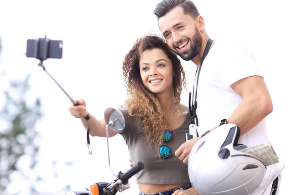 Macho y hembra en scooters en una ciudad . — Foto de Stock