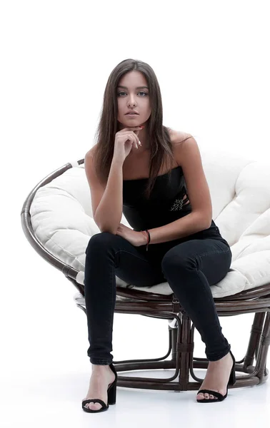 Jonge zakenvrouw, zittend in een brede ronde stoel. — Stockfoto