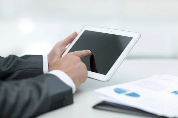 Closeup.of homem de negócios mão trabalhando com computador tablet — Fotografia de Stock