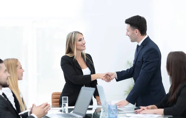 Handschlag mit Geschäftspartnern nach Vertragsgespräch — Stockfoto