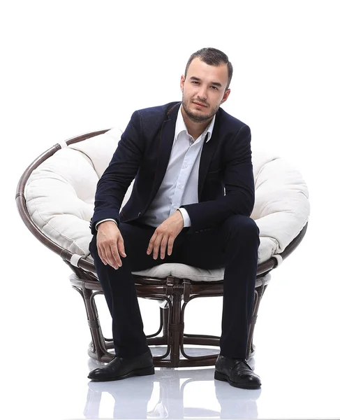 Joven hombre de negocios sentado en una silla cómoda —  Fotos de Stock