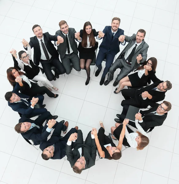 팀을 만드는 개념. 큰 성공적 인 사업 팀 원에 앉아 — 스톡 사진