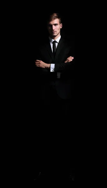 Retrato en pleno crecimiento. hombre de negocios serio con los brazos cruzados delante de él . — Foto de Stock