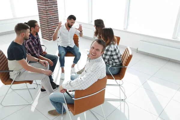 Gerente seguro, sentado en el taller — Foto de Stock