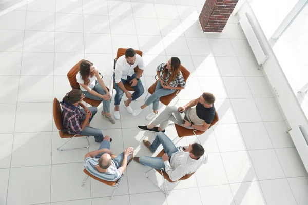 Equipe criativa sentado na sala de aula para a formação de equipe — Fotografia de Stock