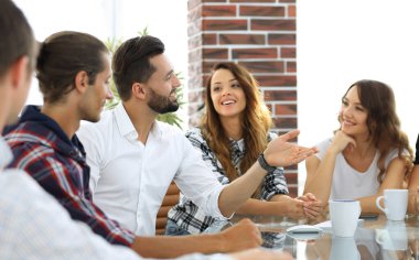 yaratıcı ekibi tartışırken, yakın çekim