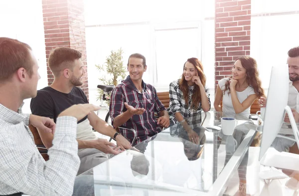 Manager discussing with business — Stock Photo, Image