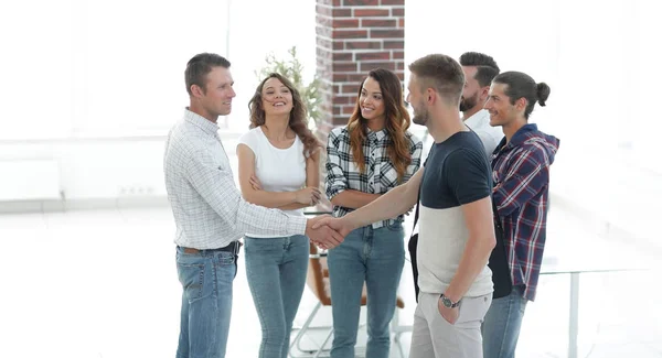 Apretón de manos socios comerciales en la oficina creativa . — Foto de Stock