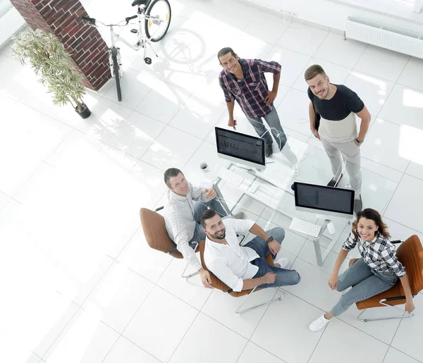 Bekijk de top creatieve team achter een bureau zitten — Stockfoto