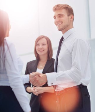 Bir ofiste tokalaşırken mutlu iş ortakları