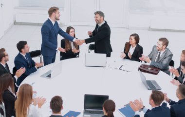 Başarılı anlaşmalar sonra el sıkışın. Yuvarlak masa