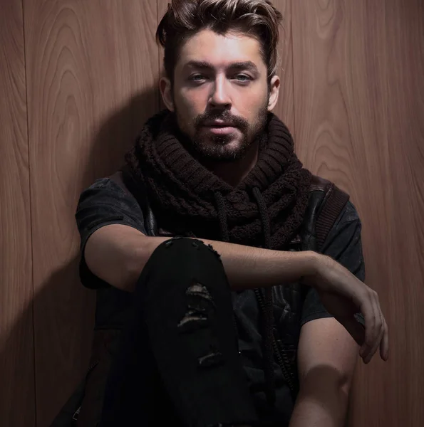 Retrato de homem elegante bonito jovem contra a parede de madeira. — Fotografia de Stock