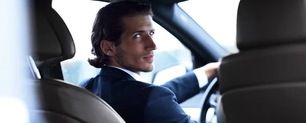 Muž sedící za volantem auta — Stock fotografie