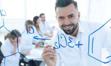 bir gülümseyen, yakın bilim adamı yazıyor bir formül tahtaya