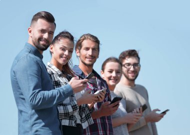 modern akıllı telefonlar ile gençlerin grup.