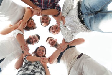 iş ekibi birbirlerinin ellerini tutarak