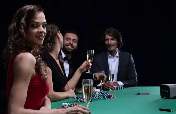 Chica morena en el casino jugando al poker — Foto de Stock