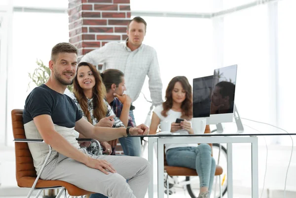 Groupe créatif de jeunes dans le bureau — Photo