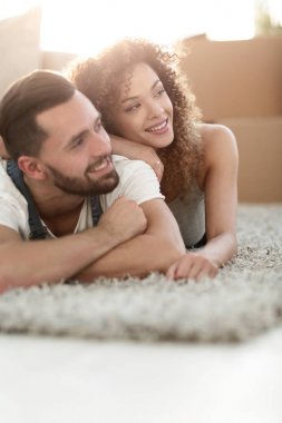 Mutlu çift arka plan bulanık halıya yatan