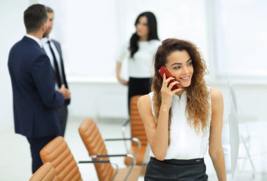 Yakın plan. Akıllı telefonlu bir iş kadını.