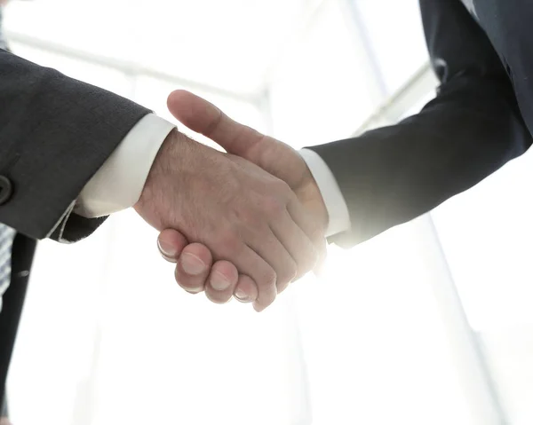 Dwóch biznesmenów uściśnie sobie dłoń. — Zdjęcie stockowe