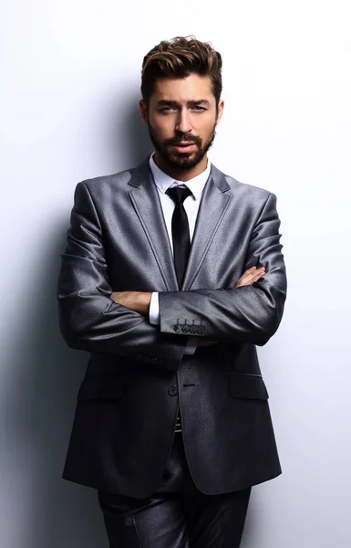 Joven empresario posando con los brazos cruzados . —  Fotos de Stock