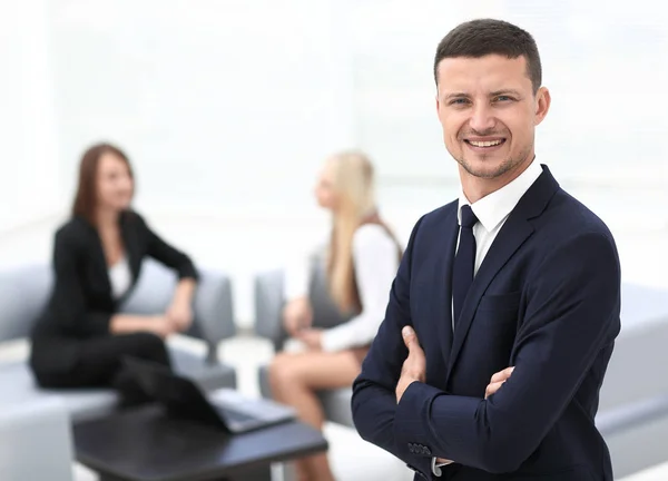 Успешный бизнесмен на размытом фоне офиса — стоковое фото