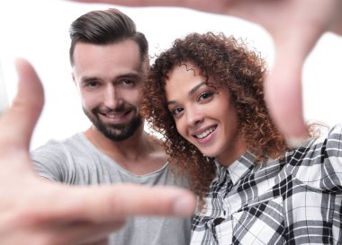 yeni evliler parmakları çerçevede bak.