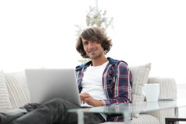 ciddi adam çalışma oturma yakınındaki masaüstüne.