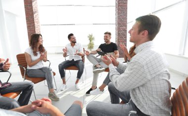 iş takım modern ofisindeki bir seminerde