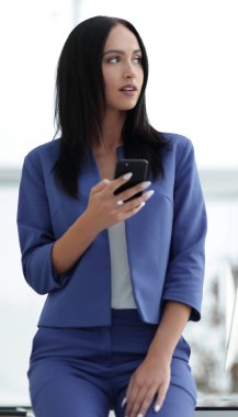 Cep telefonu kullanan bir kadının portresi.