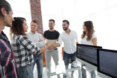 Yönetici ve personel arasında dostça el sıkışma