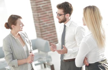 Ofiste konuşmak Yöneticisi ve iş takım.