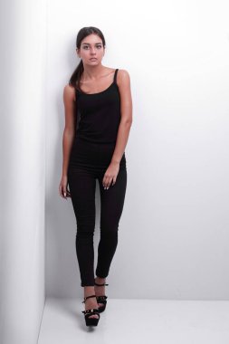 ileri yürüyüş dalgın genç kadın.