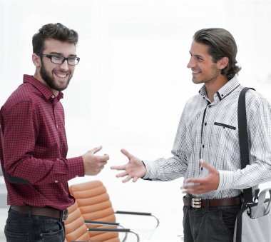 iki çalışanları ofiste konuşuyorsun