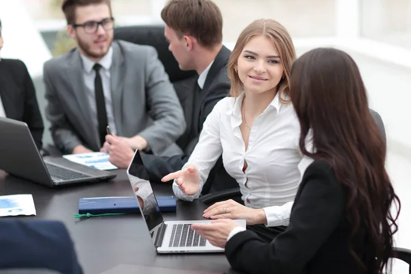 Dipendenti donne in ufficio — Foto Stock