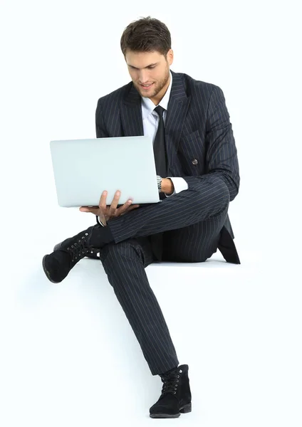 Knappe zakenman met een laptop — Stockfoto