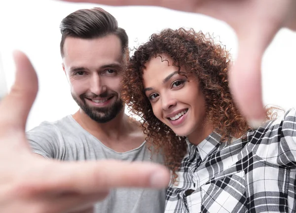 yeni evliler parmakları çerçevede bak.