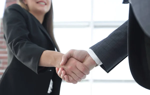 ビジネスマンやビジネスウーマンの握手のクローズ アップ — ストック写真