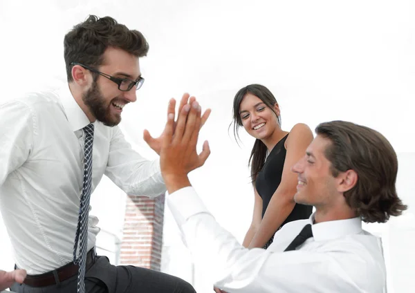 Colegas de negócios dando uns aos outros cinco altos . — Fotografia de Stock