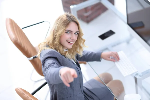 Lächelnde Geschäftsfrau zeigt nach vorne — Stockfoto