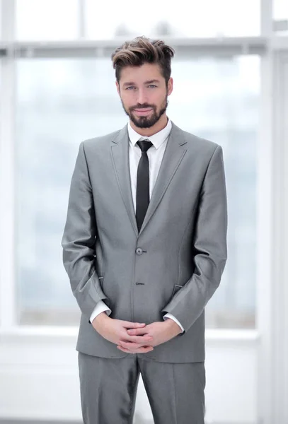 Un joven con un traje gris — Foto de Stock