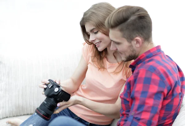 Happy young couple checks photos on photos the camera — Stock Photo, Image