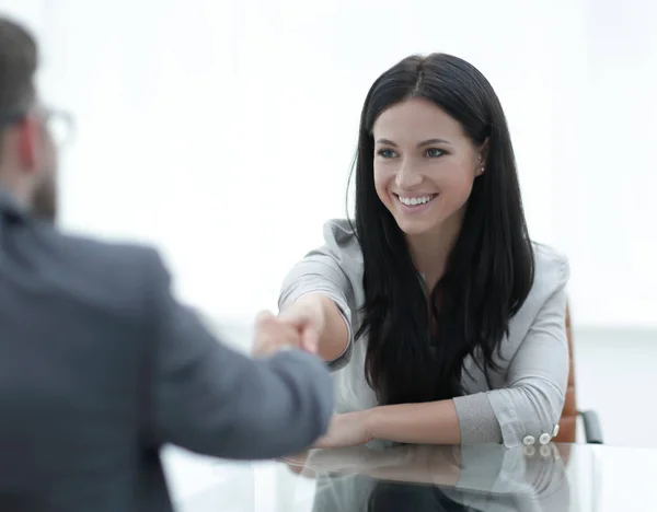 Stretta di mano giovane donna d'affari con un partner in ufficio — Foto Stock