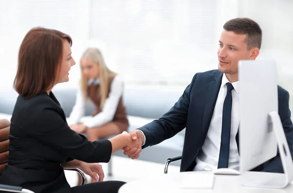 Close-up van een zakelijke handdruk vrouwen business partner.het business concept. — Stockfoto