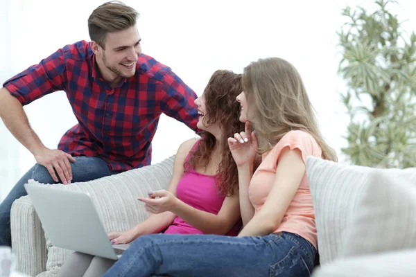 söz, kanepede oturan öğrencilerin grup.