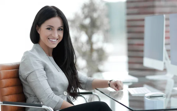 Femme d'affaires moderne dans le bureau . — Photo