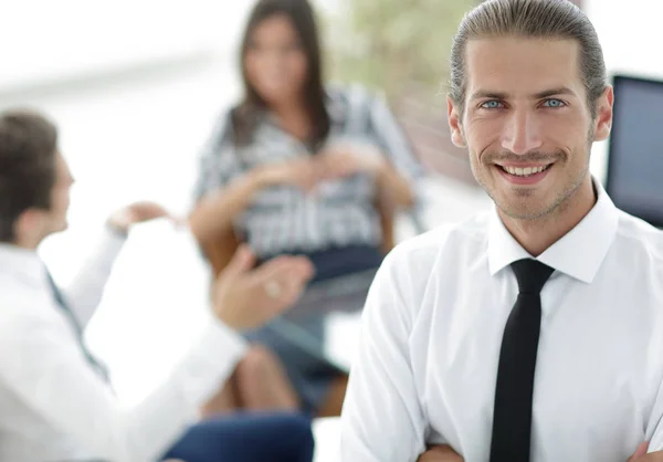 Succesvolle jonge zakenmannen op onscherpe achtergrond — Stockfoto